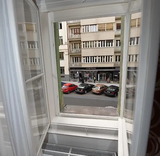 Bourgeois In Cultural Heritage Building By Ruterra Apartmán